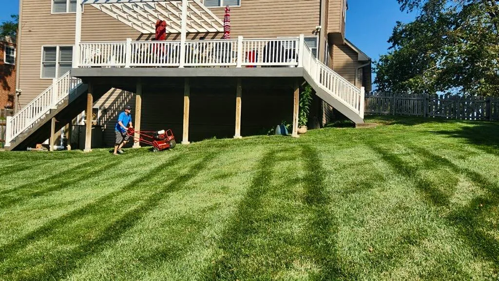 St. Louis Lawn Care service crew